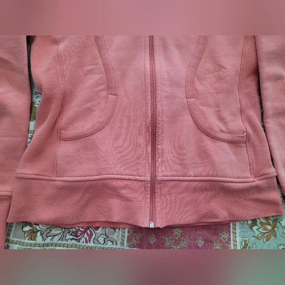 ❌️SOLD ⚪️2/$80 LULULEMON full zip scuba size 10 - Picture 3 of 5